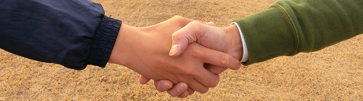 握手をしている画像